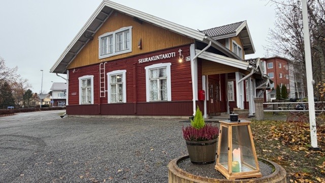 kuvassa punainen hirsirakennus