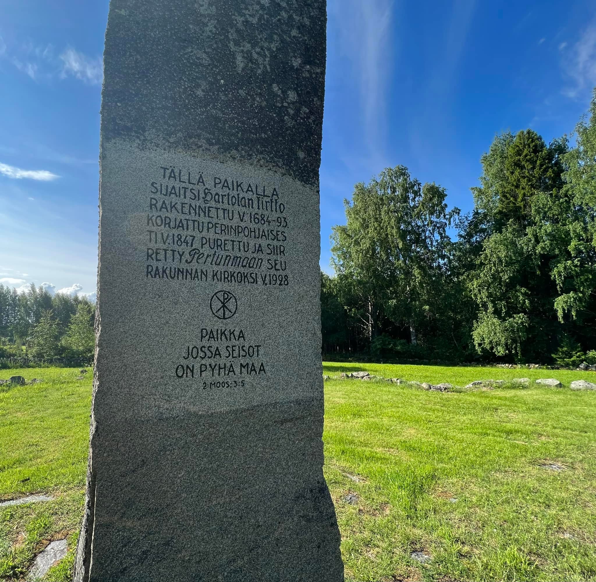 kuvasssa muistomerkki paasi