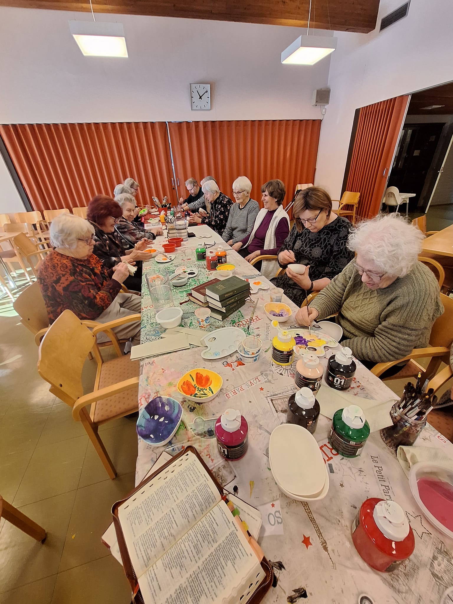 kuvassa vanhemman väen kerholaiset maalauspuuhissa