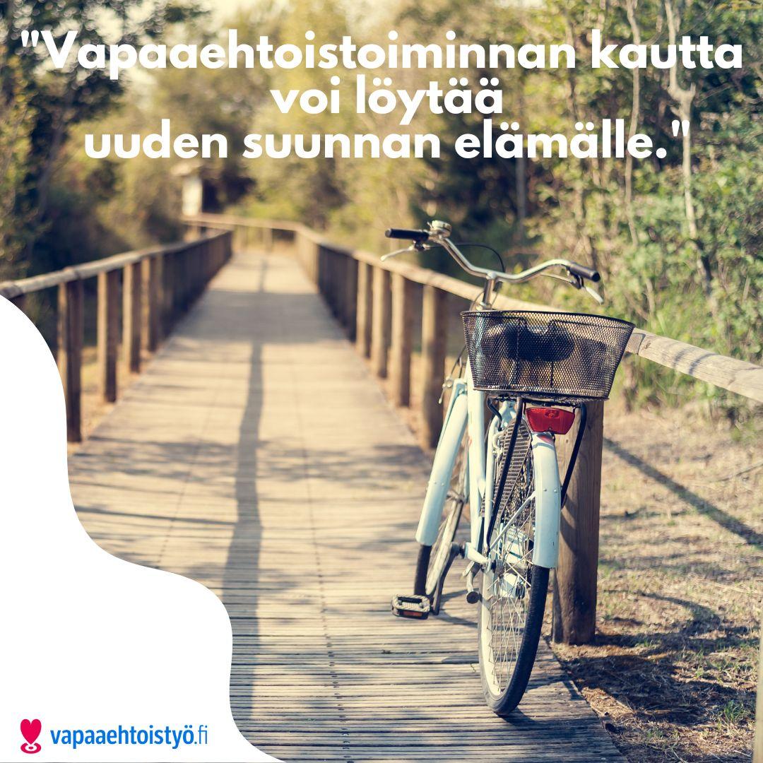 Polkupyörä nojaa puisen sillan kaiteeseen. Teksti 